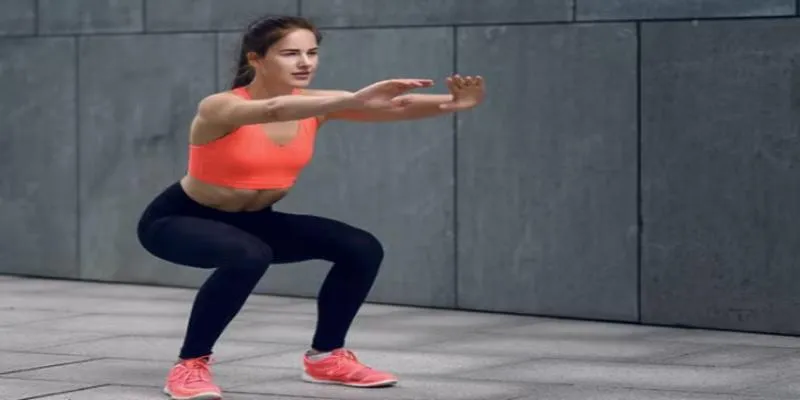 Athlete performing reverse lunges for knee-friendly exercise