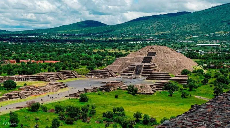 Teotihuacán pyramid
view