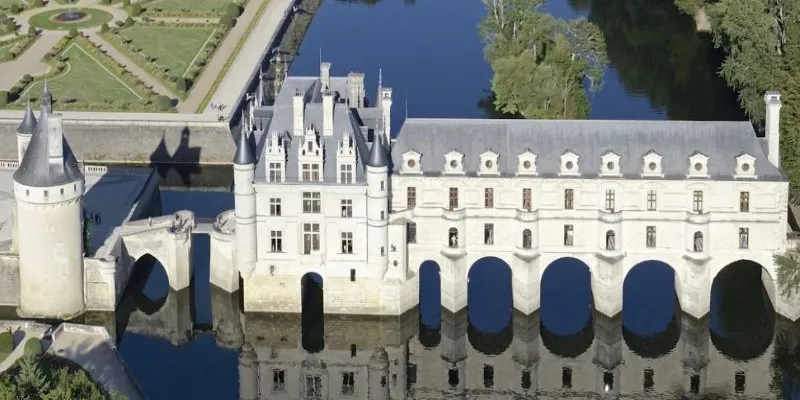 Château d’Ussé with its fairy-tale
turrets