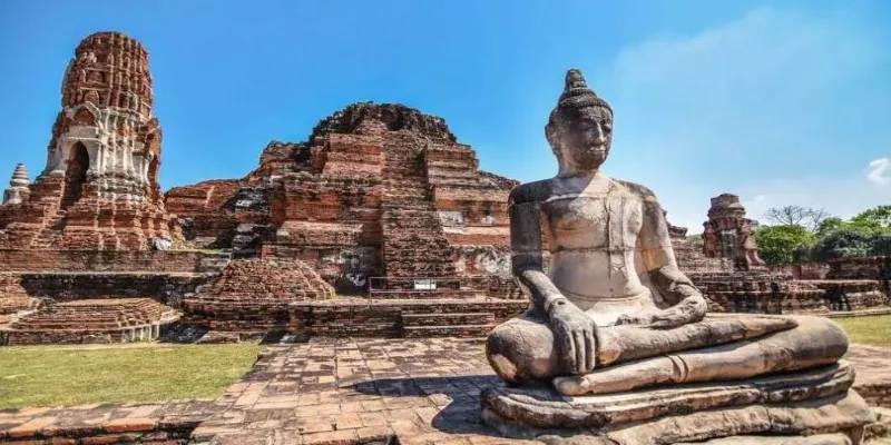 Buddha head entwined with tree roots at Wat
Mahathat